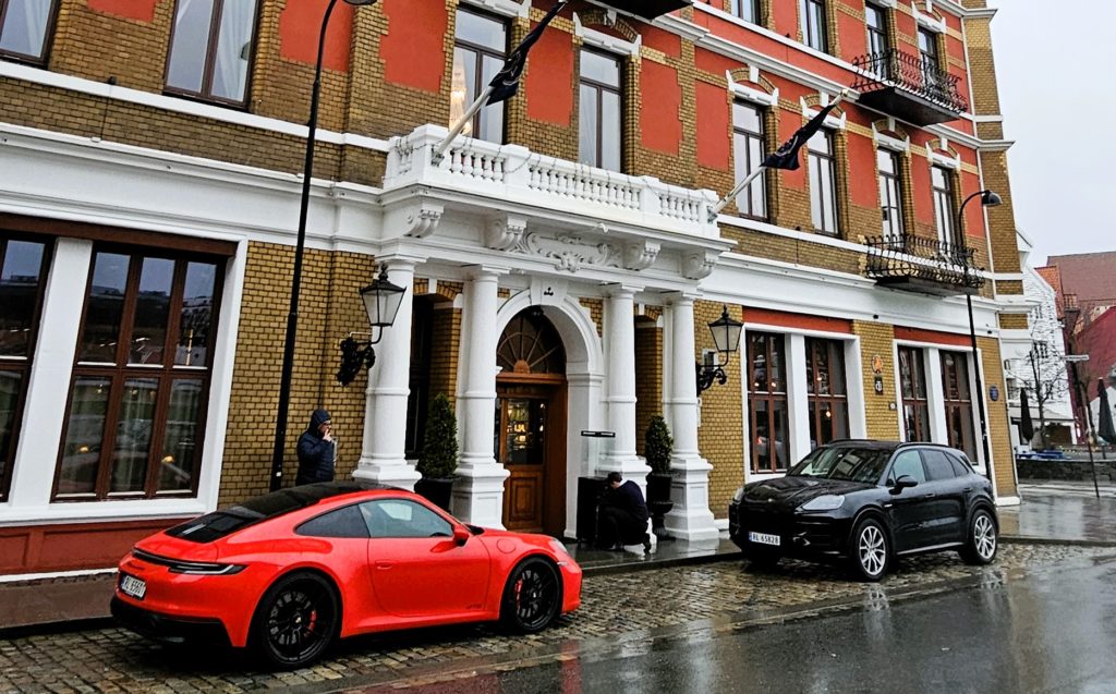 Hotel Victoria med Porsche bilene utenfor - FRIIDA.no og Websupporten
